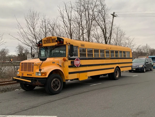 Gelber School Bus am Straßenrand in der Gesamtansicht