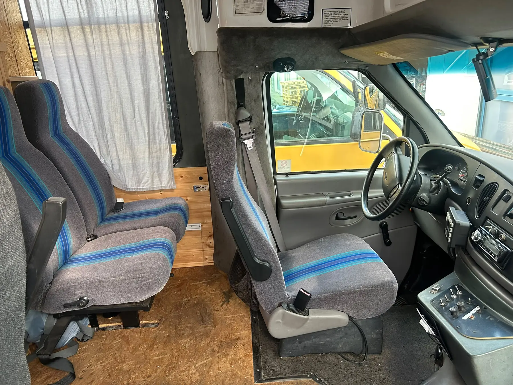 Fahrerhaus und Sitzplätze des Ford E-450
