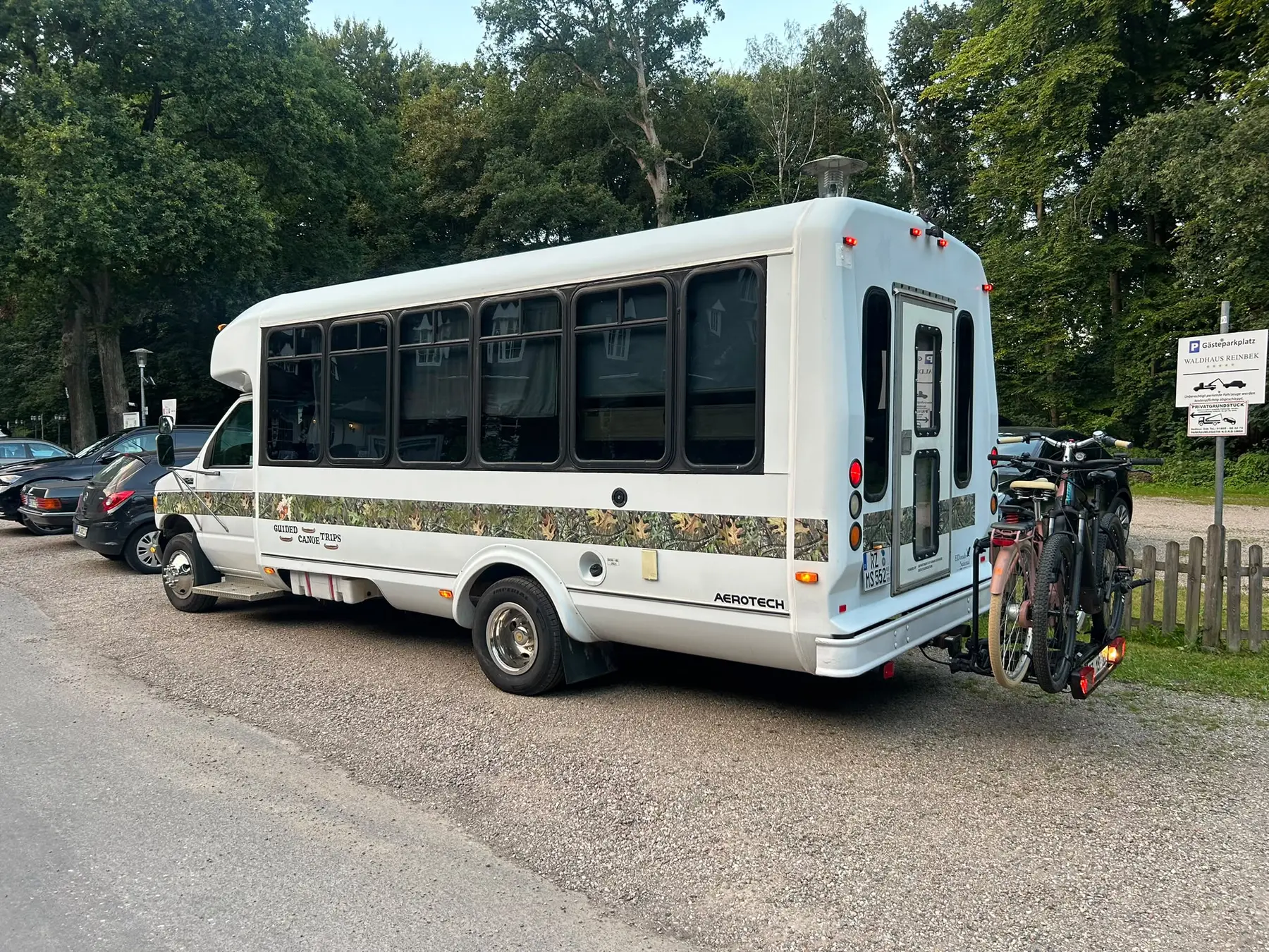 Ford E-450 mit Fahrradträger von hinten