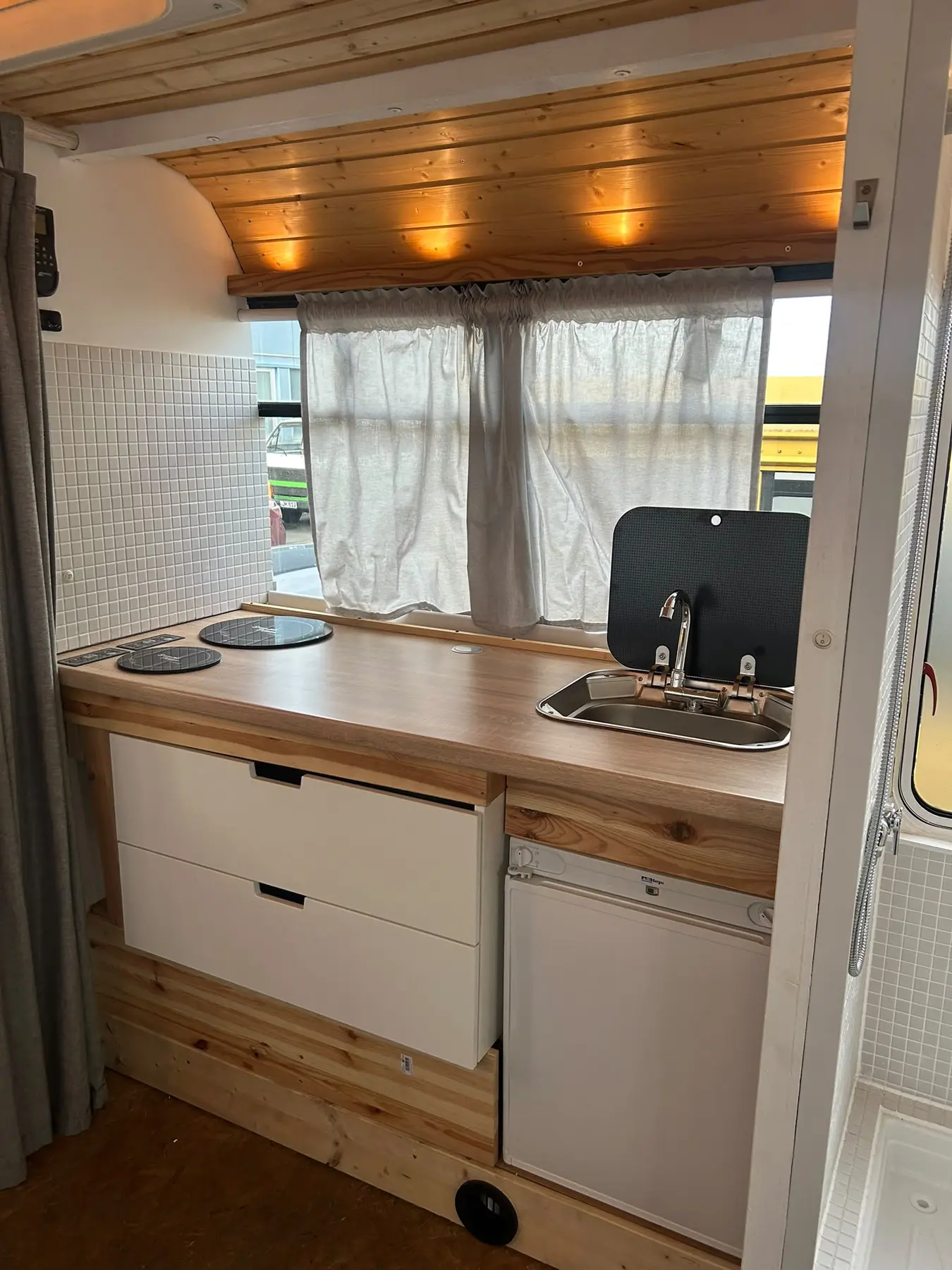 Küche und Ausstattung des Ford E-450 Wohnmobils