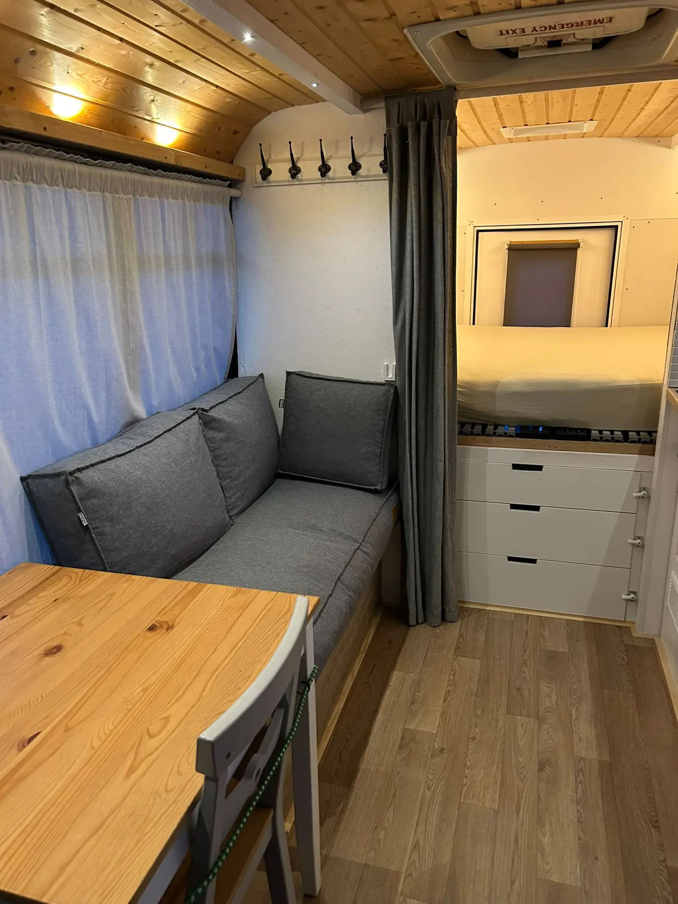 Sitzbank und Doppelbett im Ford E-450